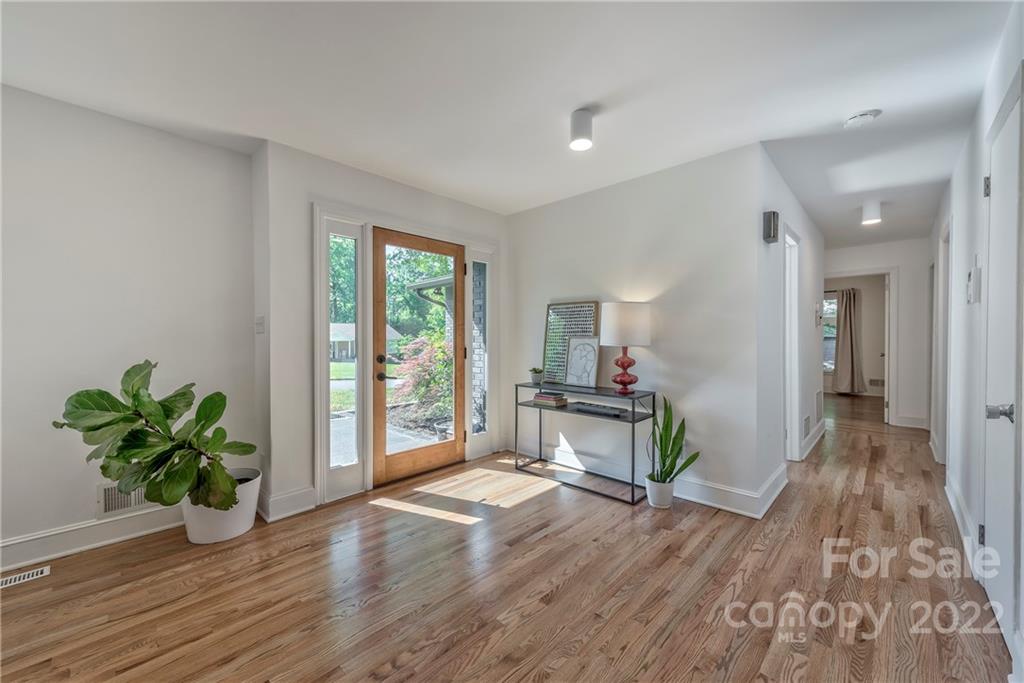 1139 Shady Bluff Drive Charlotte, NC 28211 - Photo 2 of 46 a living room with furniture and a potted plant