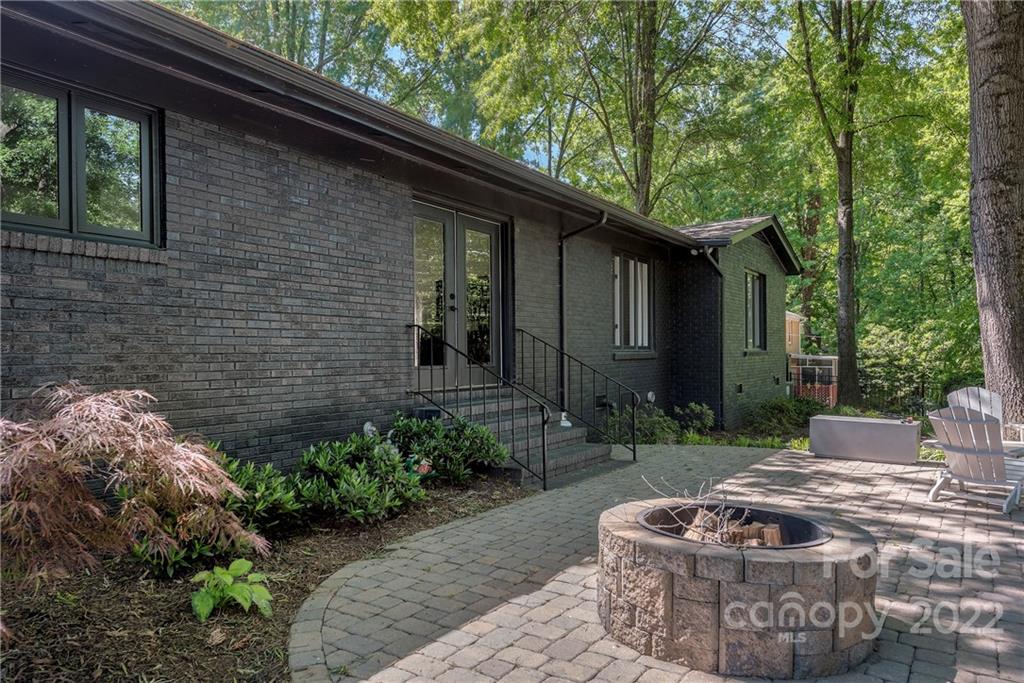 1139 Shady Bluff Drive Charlotte, NC 28211 - Photo 41 of 46 a view of a backyard with table and chairs plants and large trees