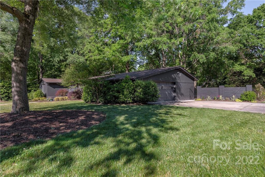 1139 Shady Bluff Drive Charlotte, NC 28211 - Photo 46 of 46 a backyard of a house with table and chairs