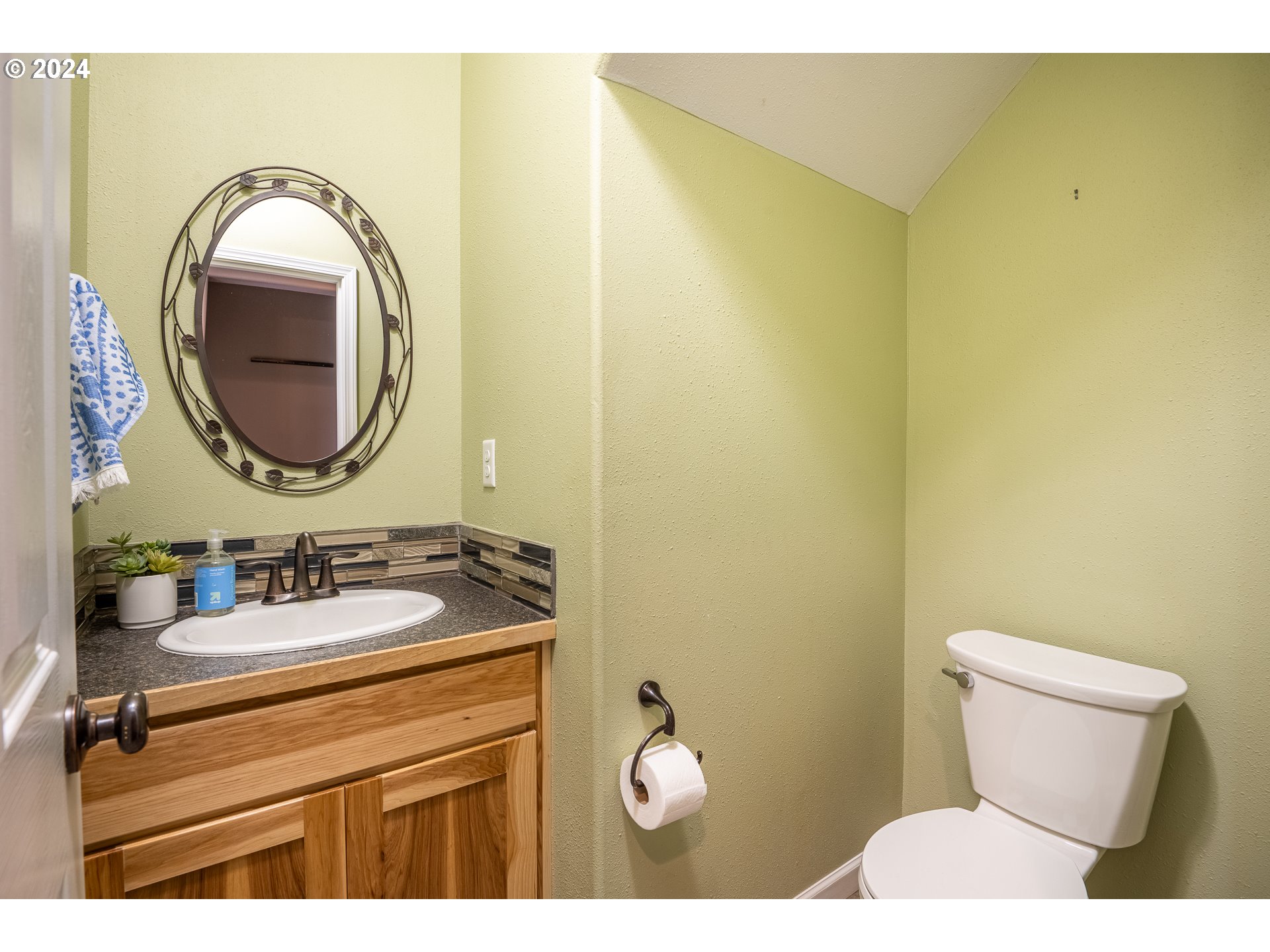 1455 South 58th Street Springfield, OR 97478 - Photo 11 of 39 a bathroom with a sink and a mirror