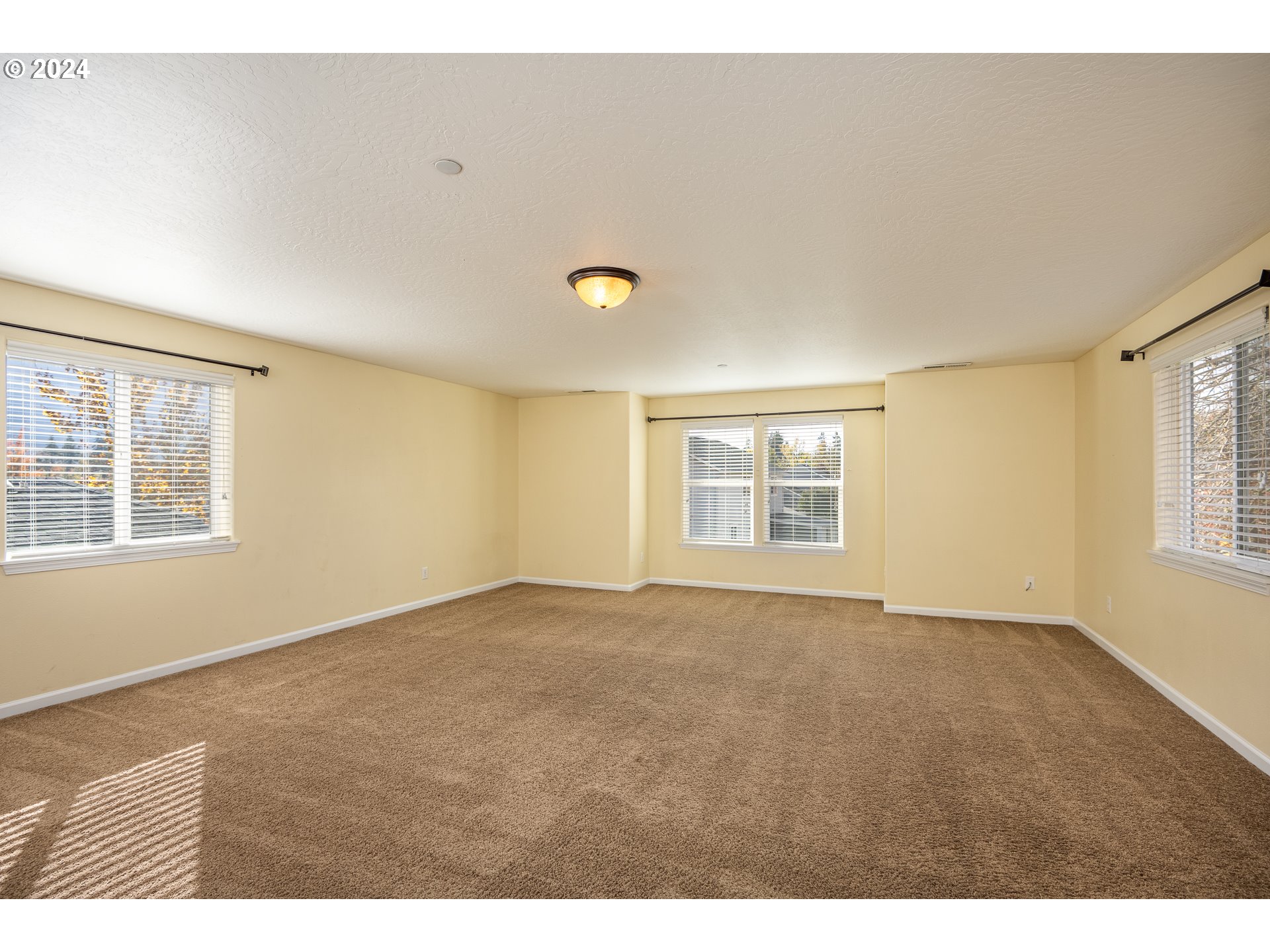1455 South 58th Street Springfield, OR 97478 - Photo 24 of 39 a view of an empty room with a window