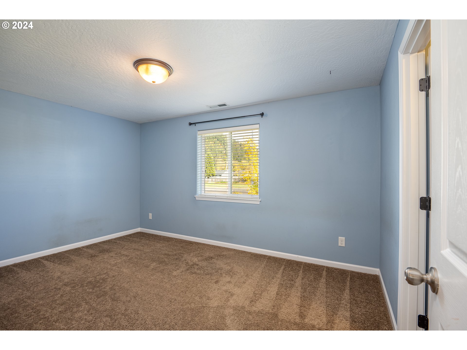 1455 South 58th Street Springfield, OR 97478 - Photo 28 of 39 a view of an empty room with a window