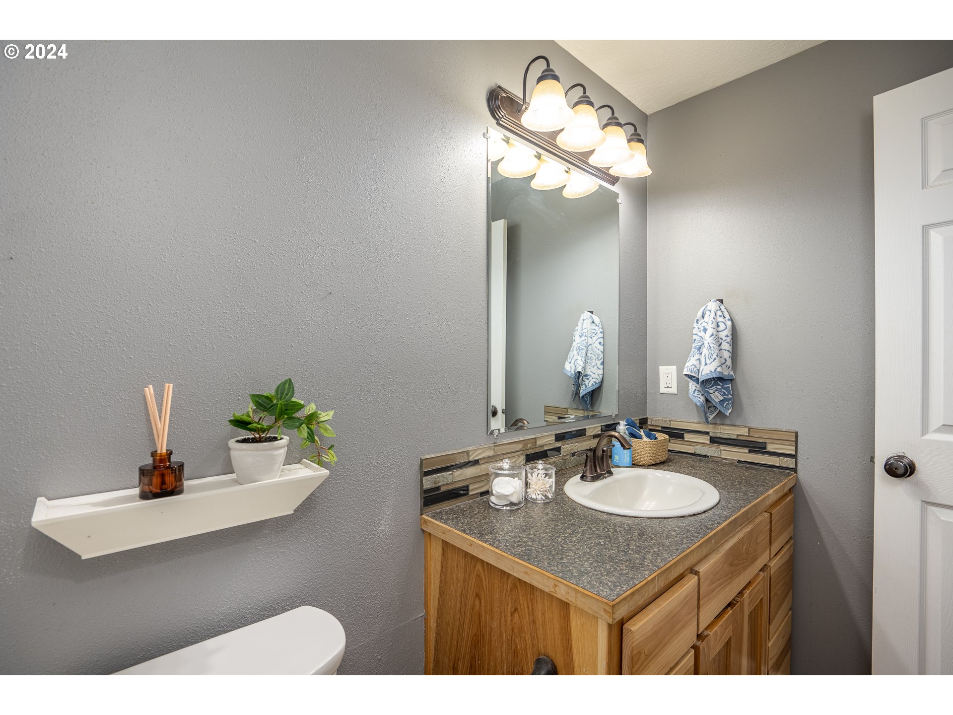 1455 South 58th Street Springfield, OR 97478 - Photo 31 of 39 a bathroom with a sink vanity and a mirror