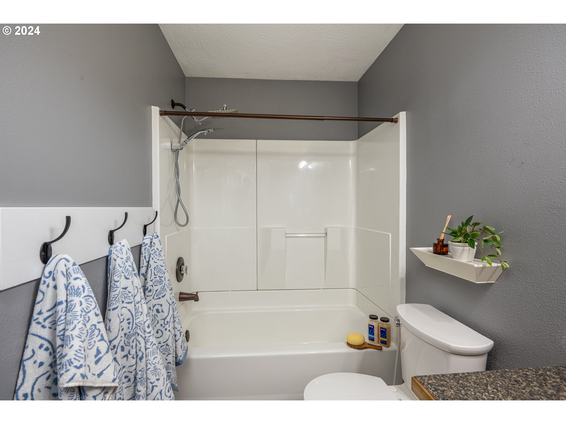 1455 South 58th Street Springfield, OR 97478 - Photo 32 of 39 a bathroom with a bathtub shower sink and toilet