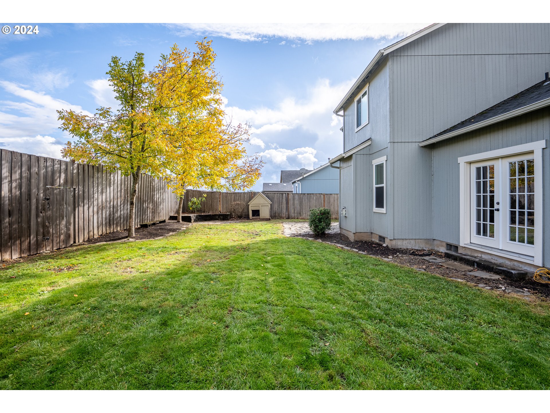 1455 South 58th Street Springfield, OR 97478 - Photo 35 of 39 a backyard of a house with table and chairs