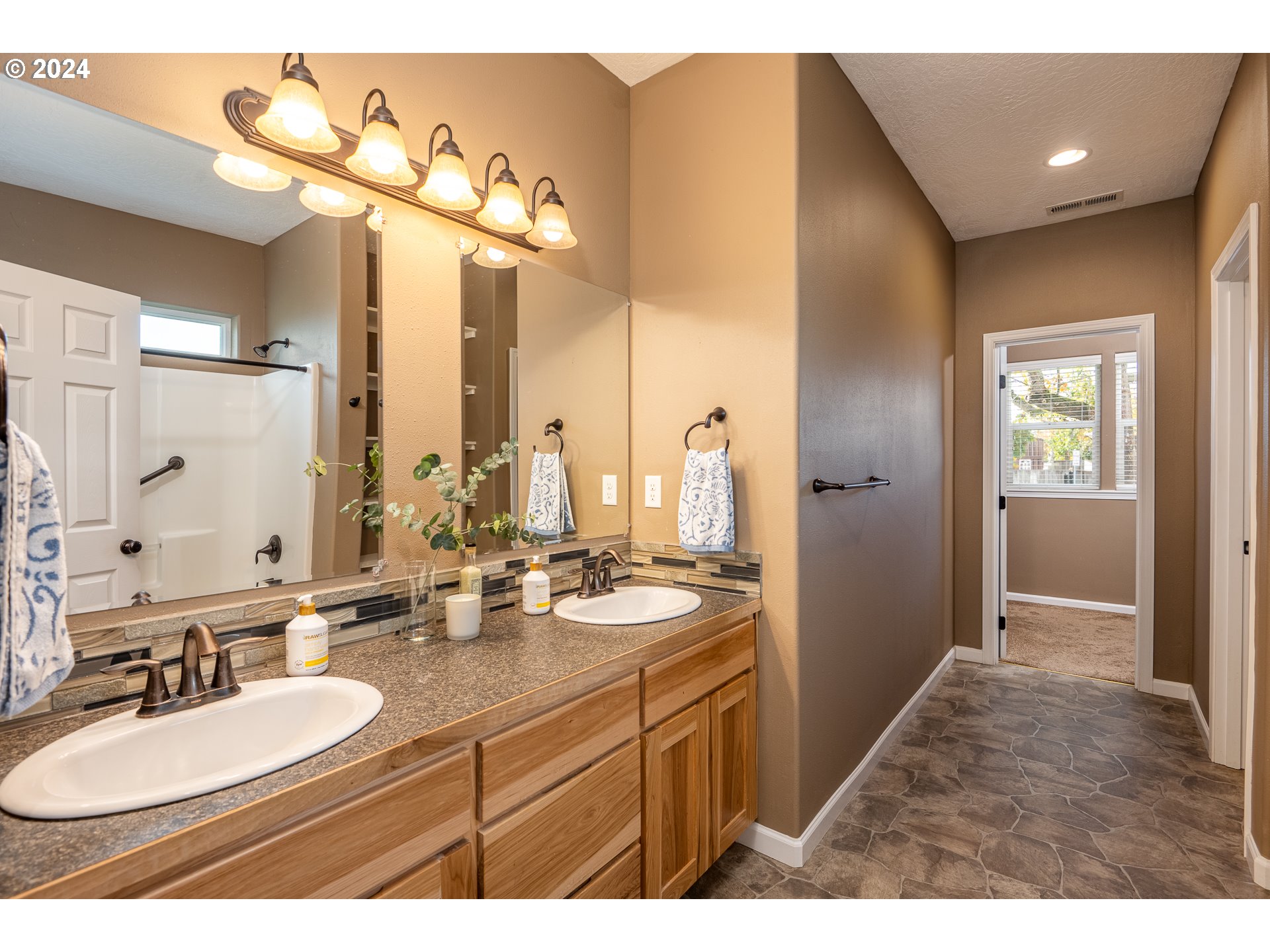 1455 South 58th Street Springfield, OR 97478 - Photo 7 of 39 a bathroom with a sink a mirror and a light fixture