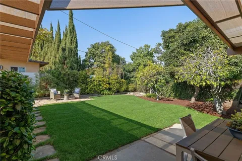 a view of yard with seating area