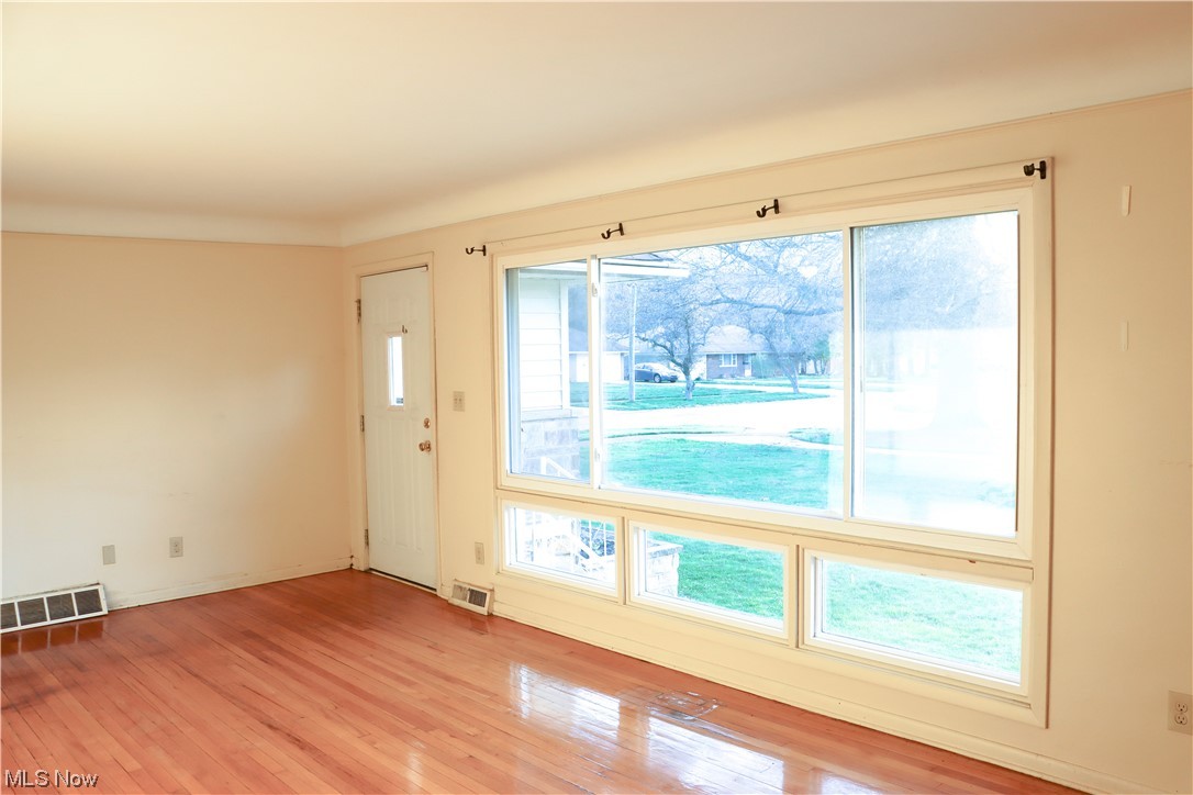523 Harris Road Cleveland, OH 44143 - Photo 6 of 21 Living Room