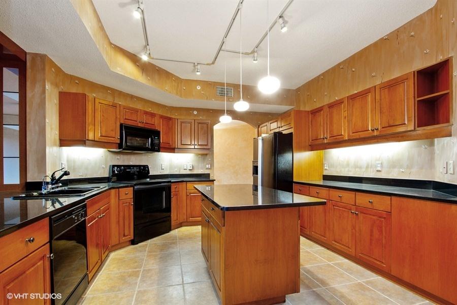 7546 La Paz Boulevard, Unit 301 Boca Raton, FL 33433 - Photo 12 of 20 Kitchen