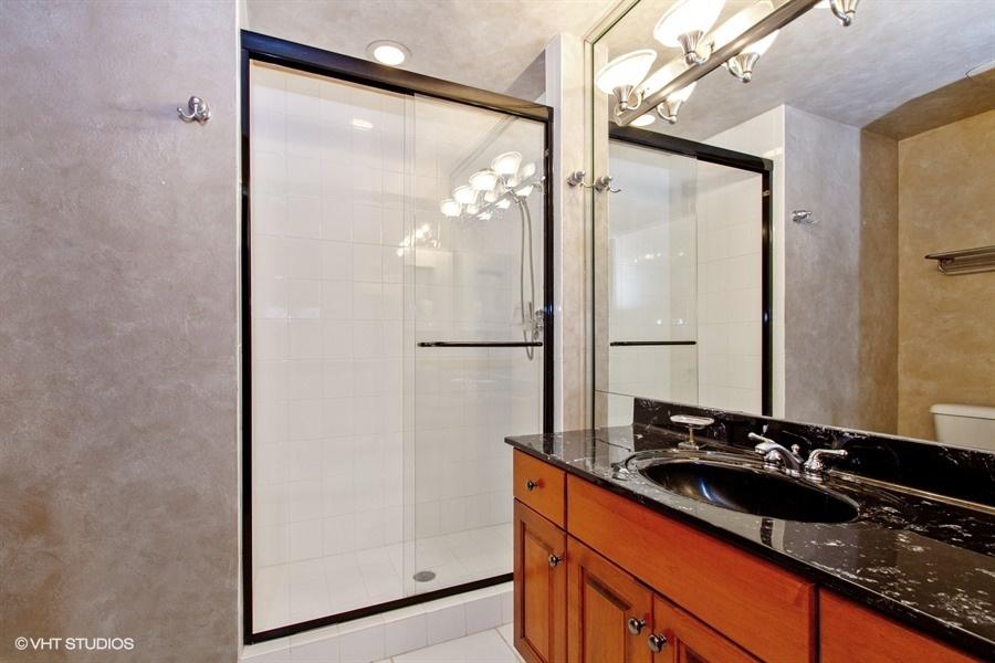 7546 La Paz Boulevard, Unit 301 Boca Raton, FL 33433 - Photo 19 of 20 Guest bathroom