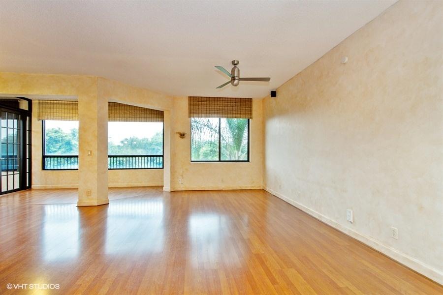 7546 La Paz Boulevard, Unit 301 Boca Raton, FL 33433 - Photo 3 of 20 Living room