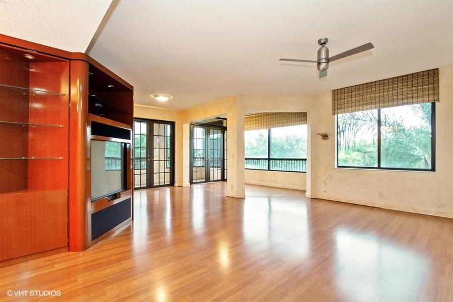 7546 La Paz Boulevard, Unit 301 Boca Raton, FL 33433 - Photo 4 of 20 Living room