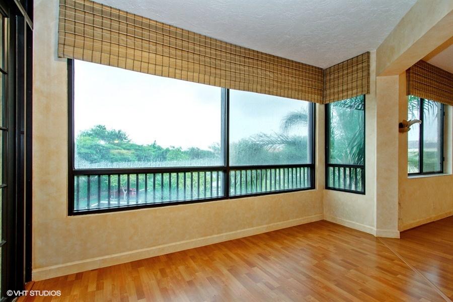 7546 La Paz Boulevard, Unit 301 Boca Raton, FL 33433 - Photo 8 of 20 Living room