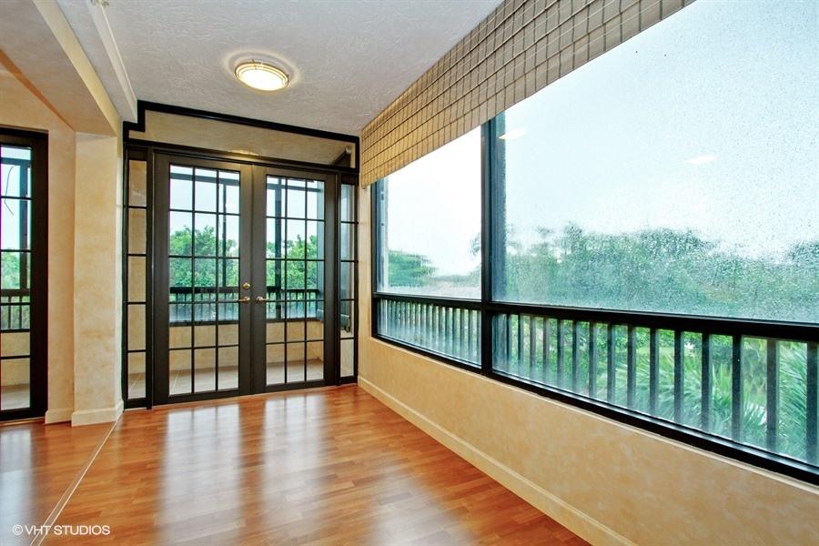 7546 La Paz Boulevard, Unit 301 Boca Raton, FL 33433 - Photo 9 of 20 Living room