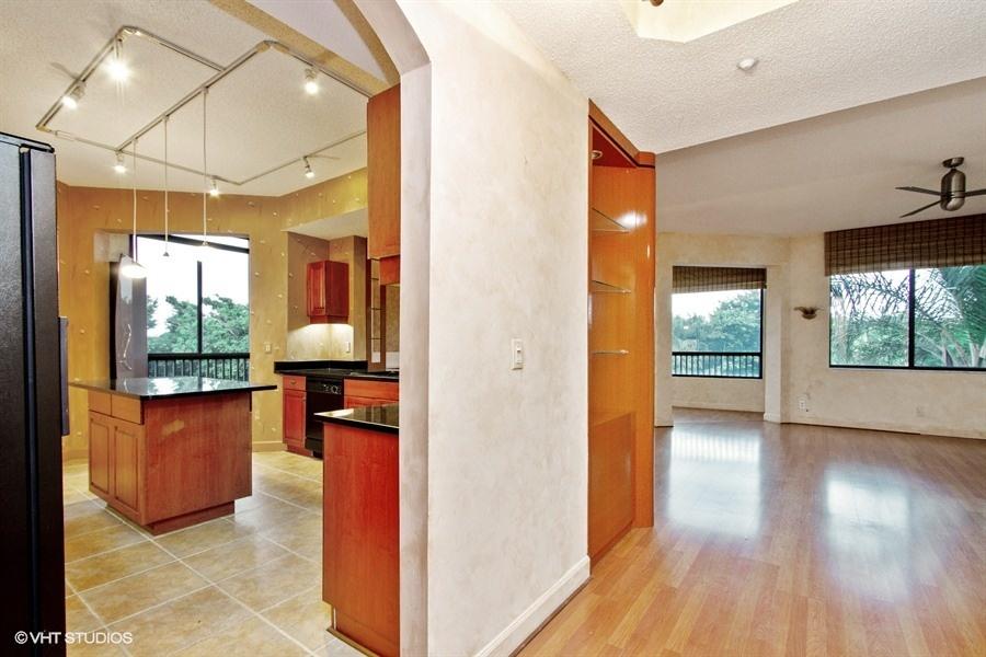7546 La Paz Boulevard, Unit 301 Boca Raton, FL 33433 - Photo 10 of 20 Kitchen/dining area