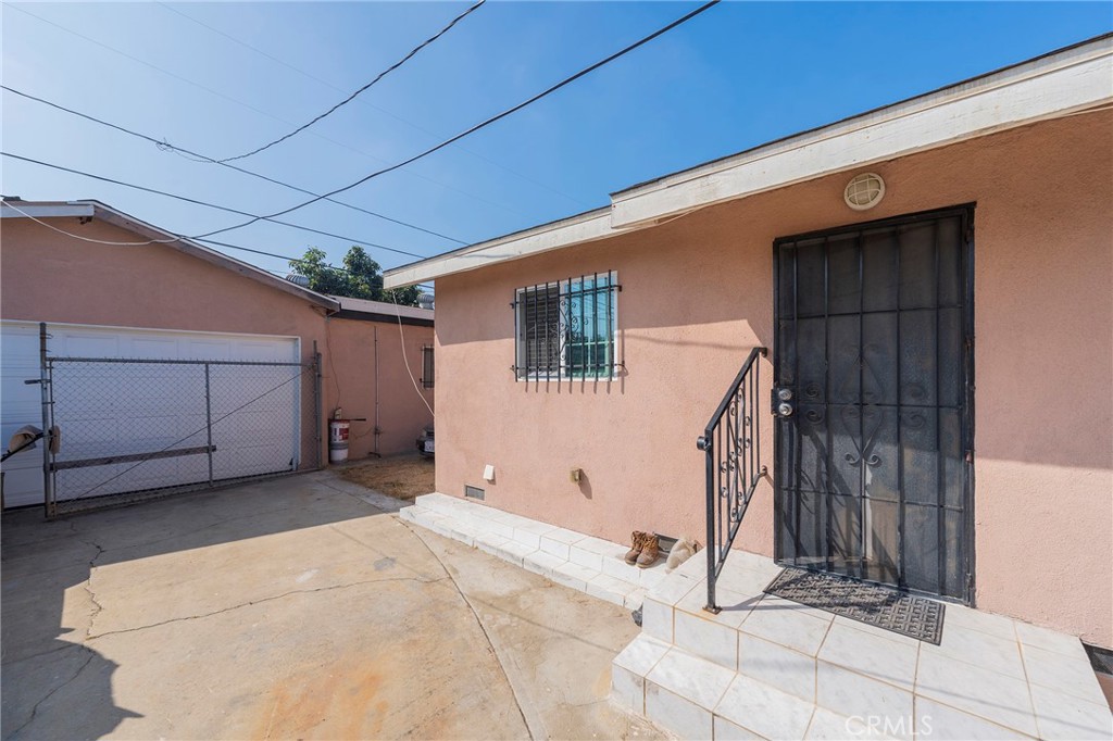 2734 West Caldwell Street Compton, CA 90220 - Photo 24 of 39 a backyard of a house