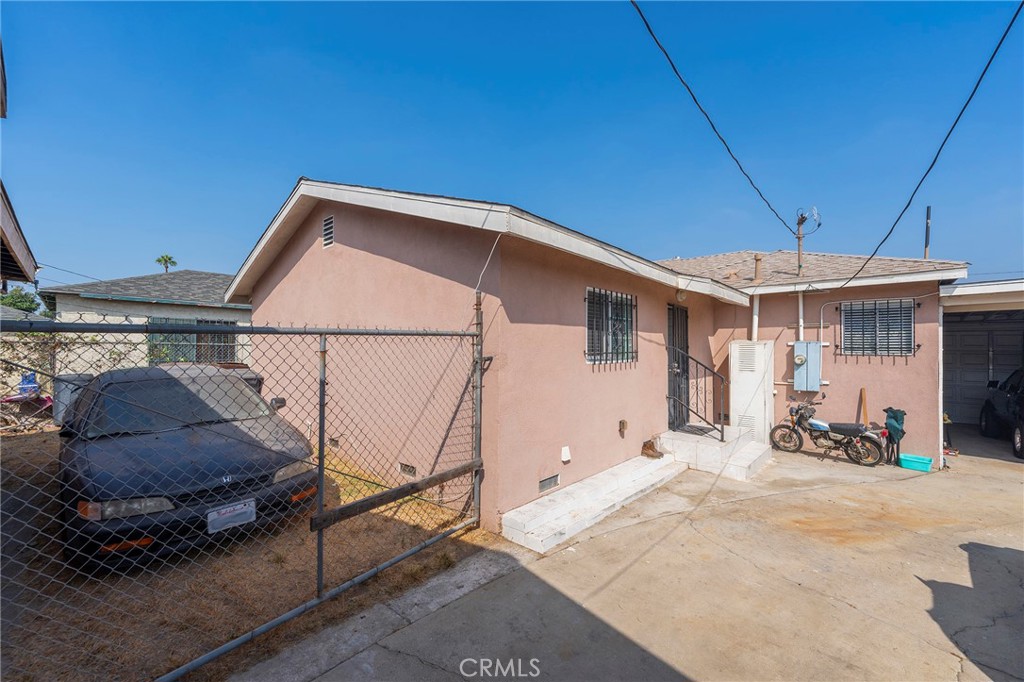 2734 West Caldwell Street Compton, CA 90220 - Photo 28 of 39 a view of a house with tub