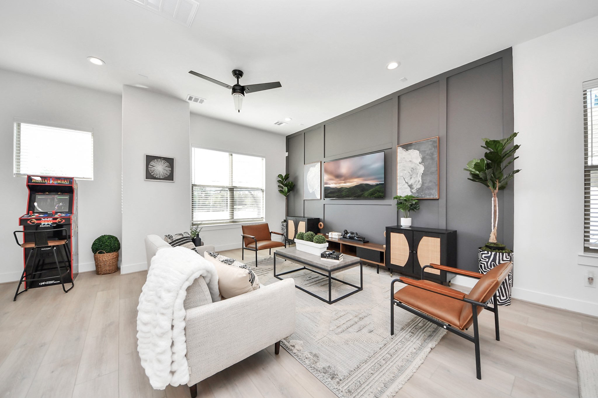 2524 Live Oak Street Houston, TX 77004 - Photo 25 of 50 a living room with furniture and a large window