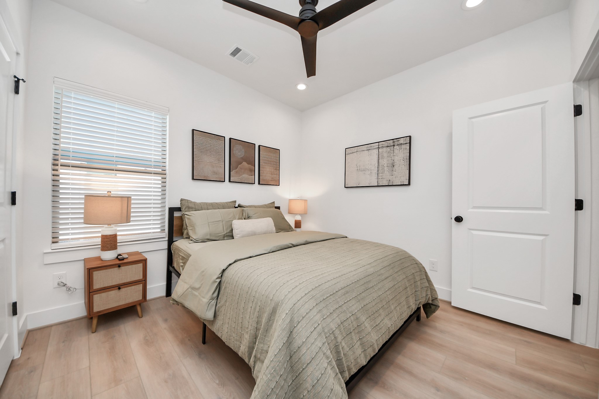 2524 Live Oak Street Houston, TX 77004 - Photo 32 of 50 a bedroom with a bed and a tv