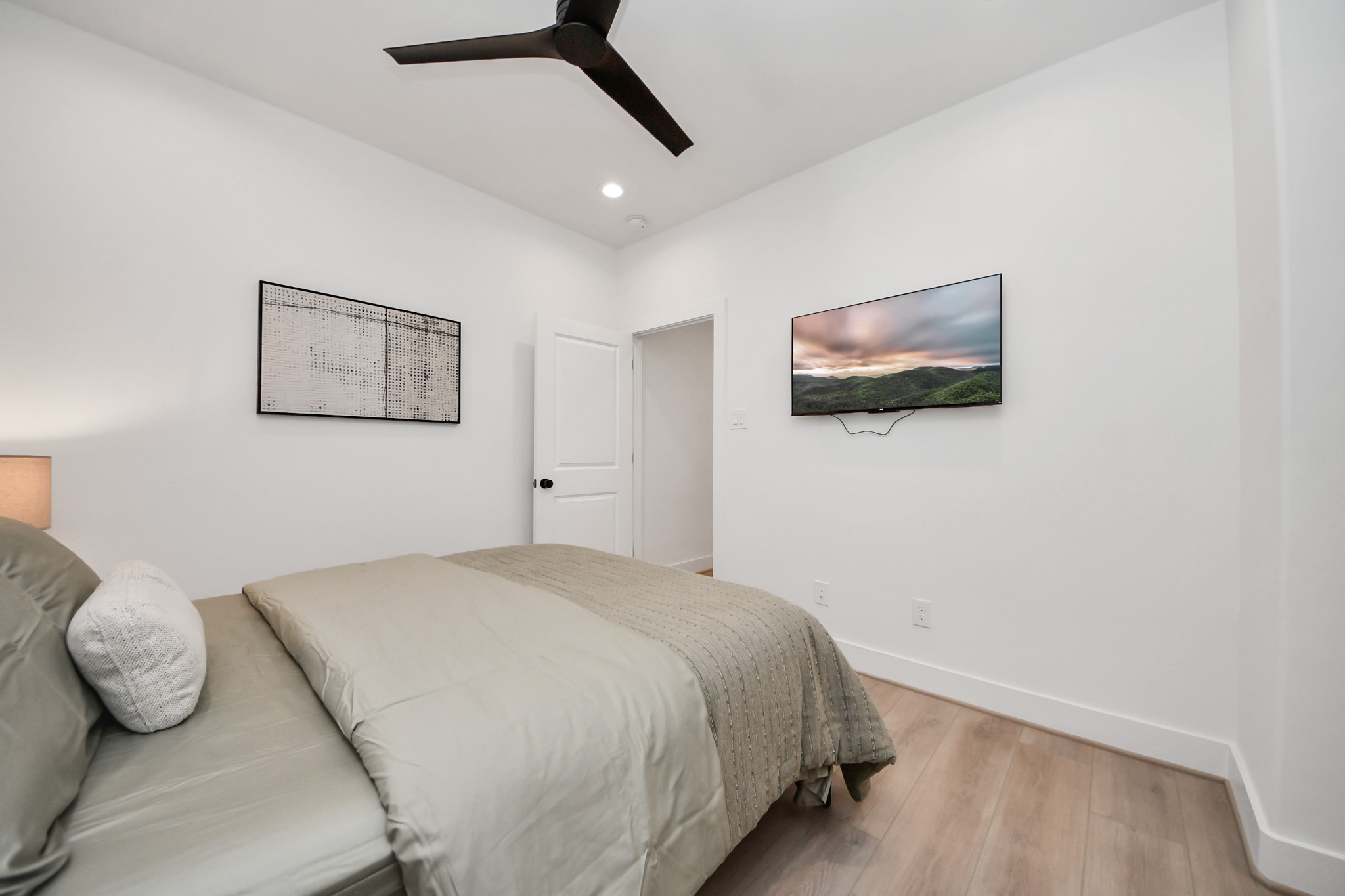 2524 Live Oak Street Houston, TX 77004 - Photo 33 of 50 a bedroom with a bed and a painting on the wall