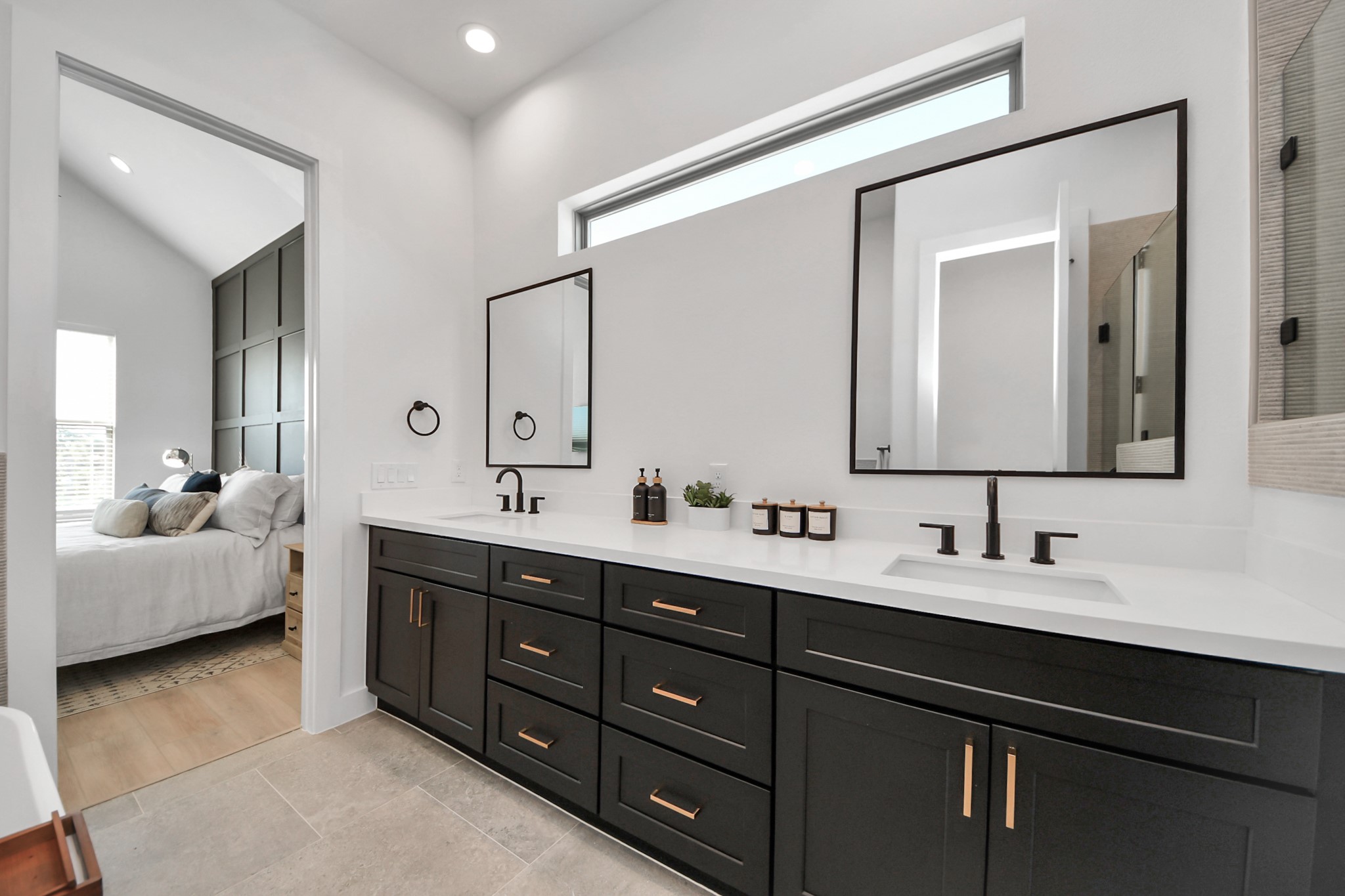 2524 Live Oak Street Houston, TX 77004 - Photo 46 of 50 a en suite bathroom with double vanity sinks and a mirror