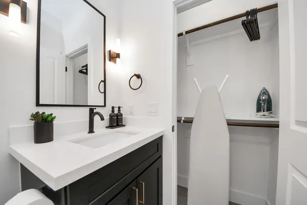 $3,250 | 2524 Live Oak Street, Houston, TX 77004