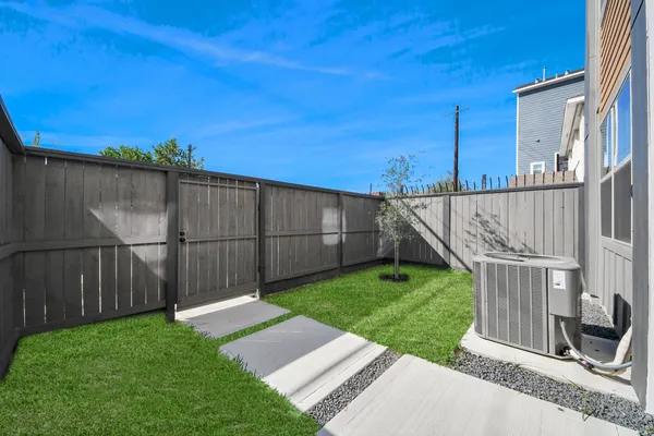 $3,250 | 2524 Live Oak Street, Houston, TX 77004