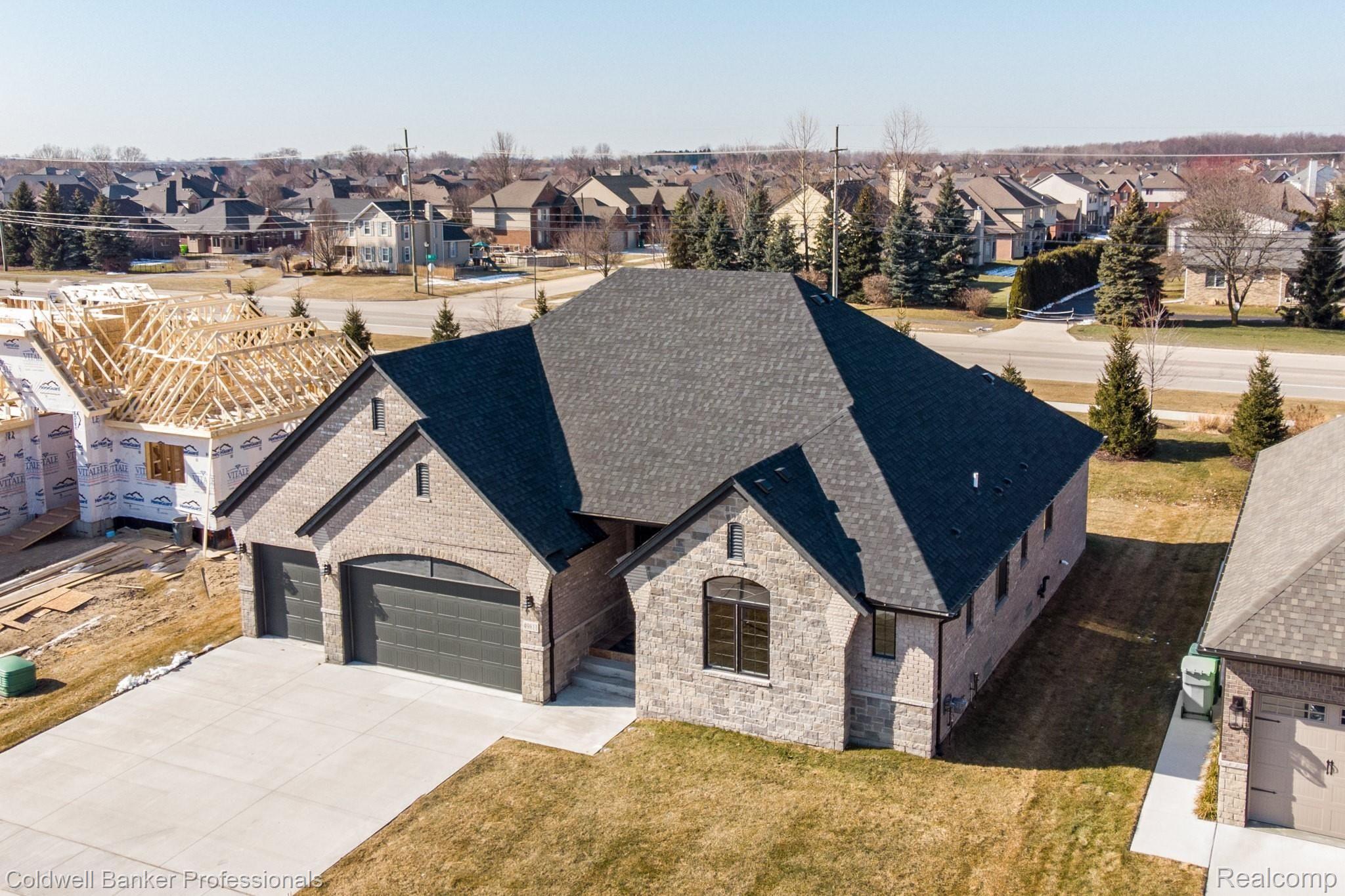 1085 Birkshire Ridge Rochester, MI 48307 - Photo 33 of 34 Dimensional shingles