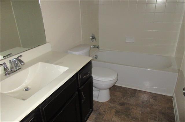 9451 Elliotts Court Conroe, TX 77304 - Photo 15 of 18 HALL BATH