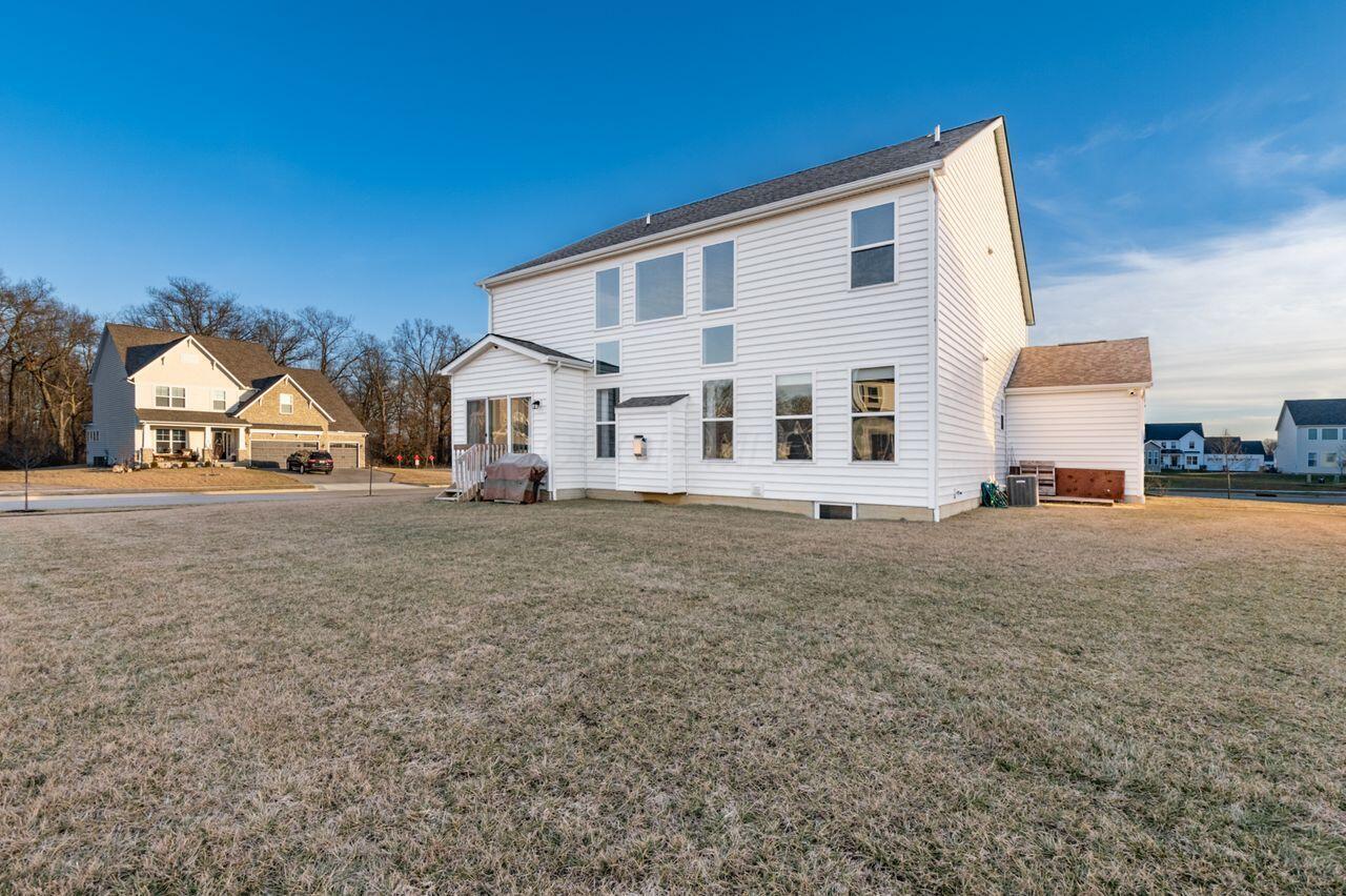 1610 Silverlawn Drive Grove City, OH 43123 - Photo 5 of 35 h_1610_Silverlawn_Dr_-1105_1