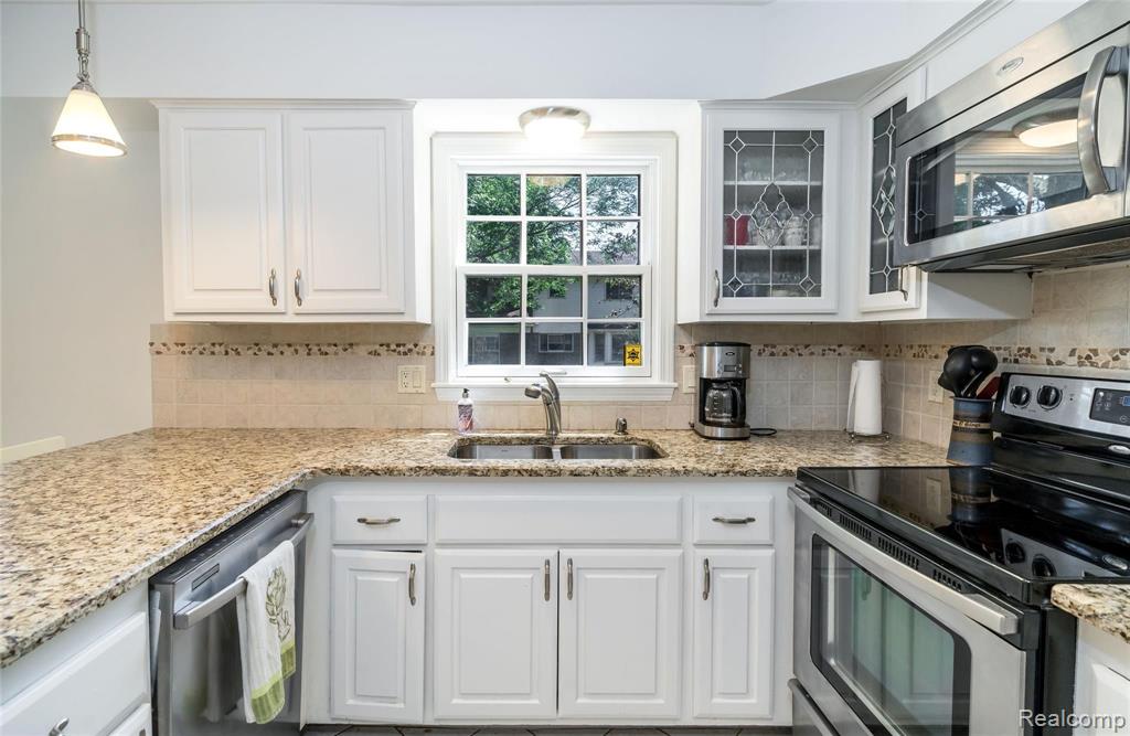 800 Mayfair Court Rochester Hills, MI 48309 - Photo 7 of 24