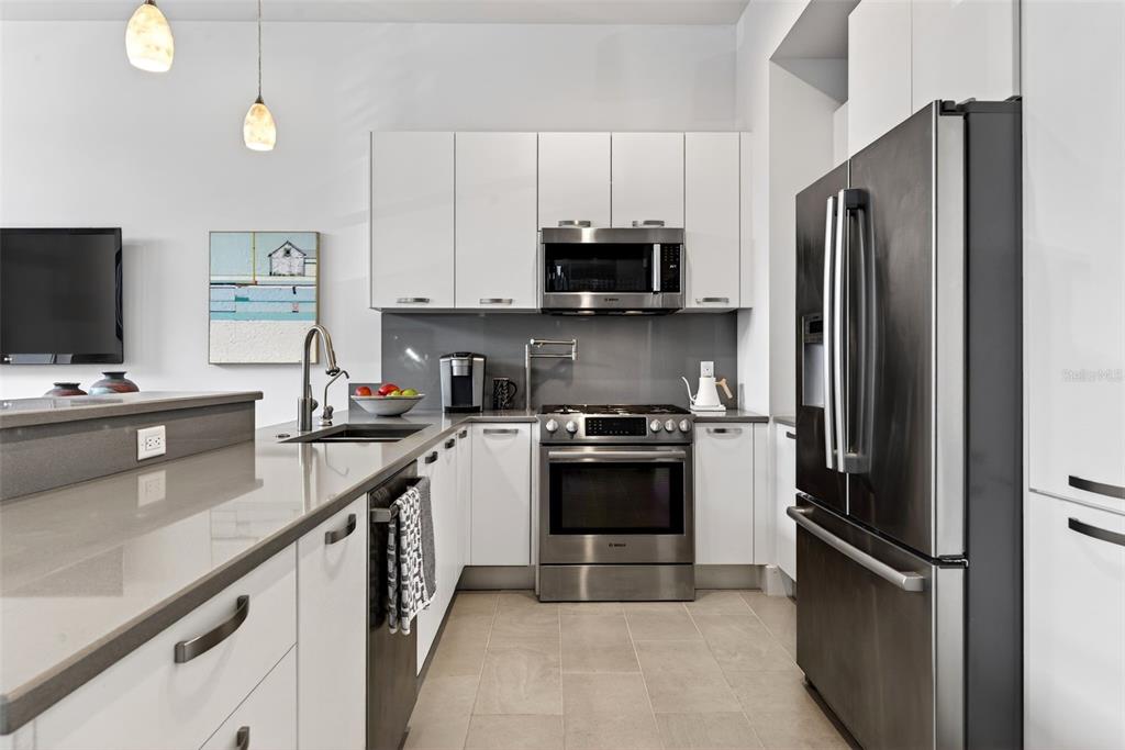 234 Cosmopolitan Court Sarasota, FL 34236 - Photo 10 of 38