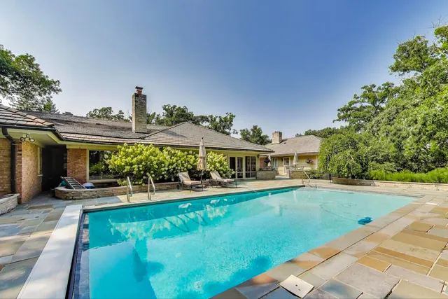 a view of a backyard