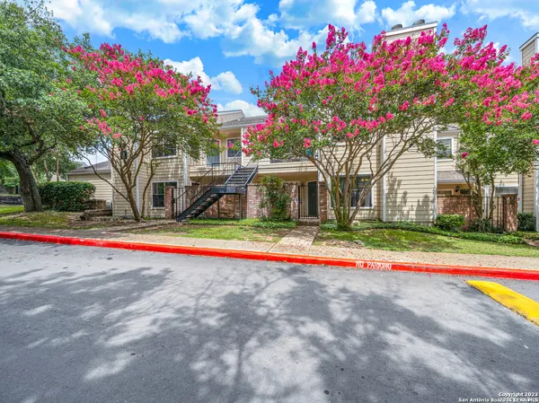 $1,100 | 11610 Vance Jackson, Unit 413, San Antonio, TX 78230