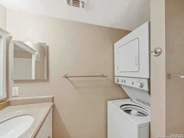 $1,100 | 11610 Vance Jackson, Unit 413, San Antonio, TX 78230