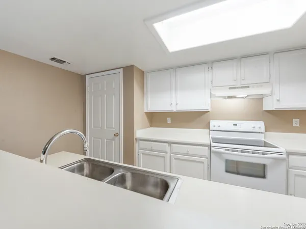 $1,100 | 11610 Vance Jackson, Unit 413, San Antonio, TX 78230