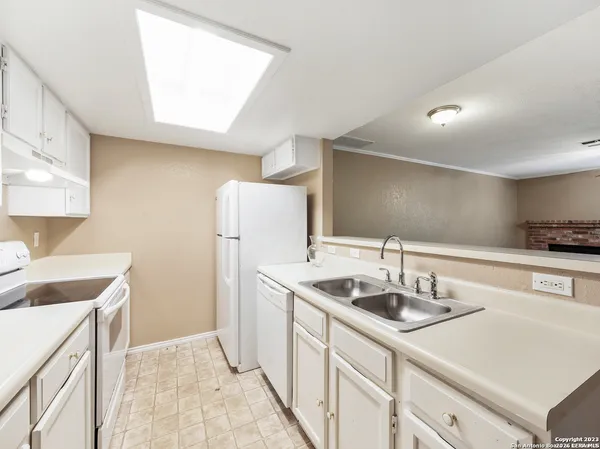 $1,100 | 11610 Vance Jackson, Unit 413, San Antonio, TX 78230