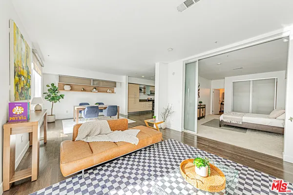 $2,700 | 1234 Wilshire Boulevard, Unit 321, Los Angeles, CA 90017
