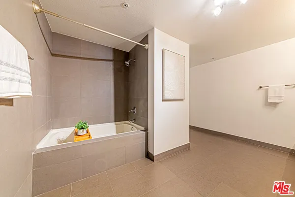 $2,700 | 1234 Wilshire Boulevard, Unit 321, Los Angeles, CA 90017
