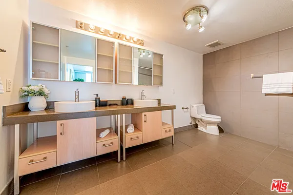 $2,700 | 1234 Wilshire Boulevard, Unit 321, Los Angeles, CA 90017