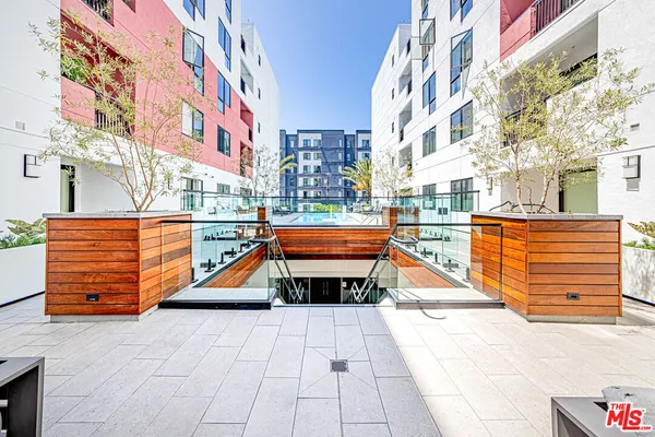 $2,700 | 1234 Wilshire Boulevard, Unit 321, Los Angeles, CA 90017