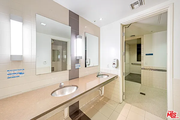 $2,700 | 1234 Wilshire Boulevard, Unit 321, Los Angeles, CA 90017