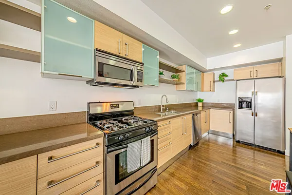 $2,700 | 1234 Wilshire Boulevard, Unit 321, Los Angeles, CA 90017