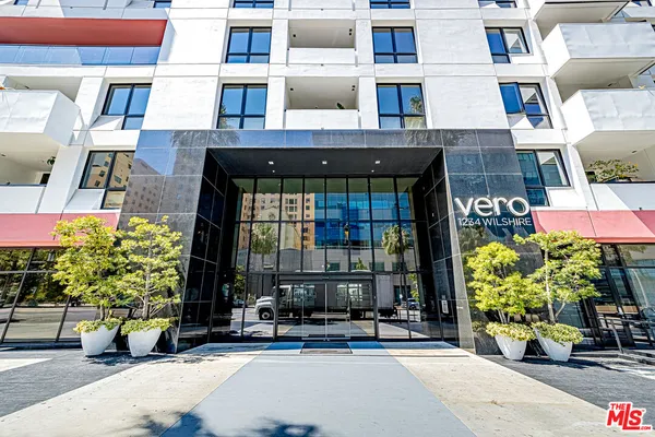 $2,700 | 1234 Wilshire Boulevard, Unit 321, Los Angeles, CA 90017