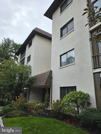 a view of house with front yard