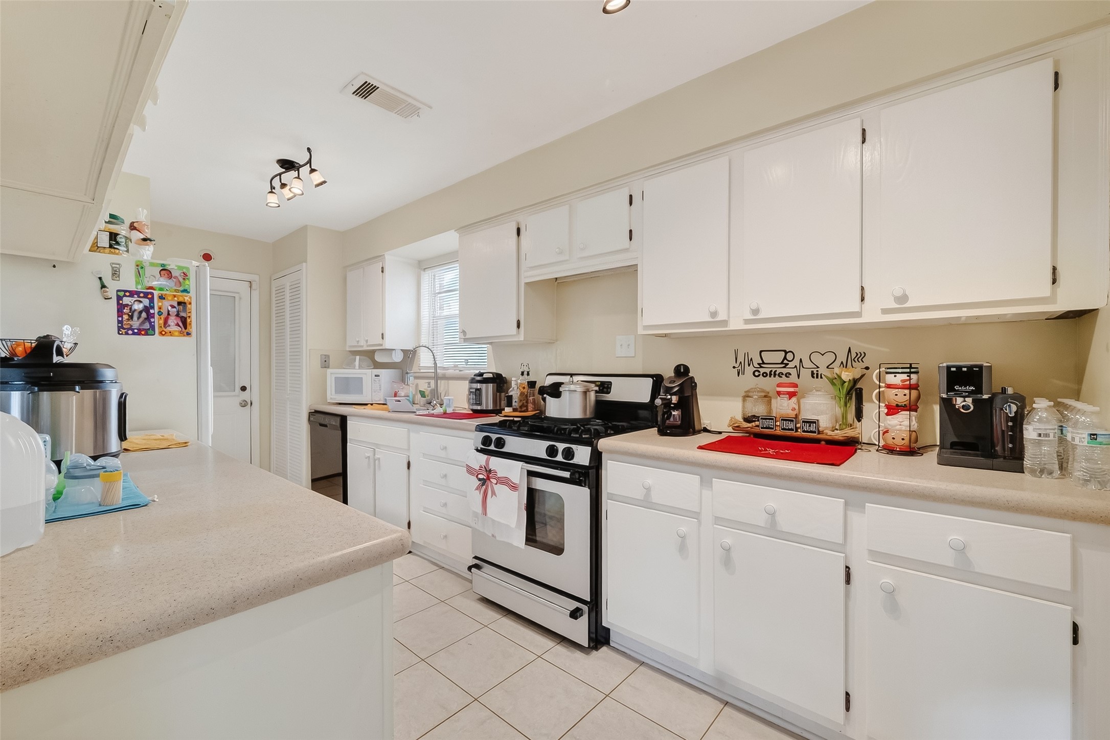 9634 Windswept Lane Houston, TX 77063 - Photo 14 of 45