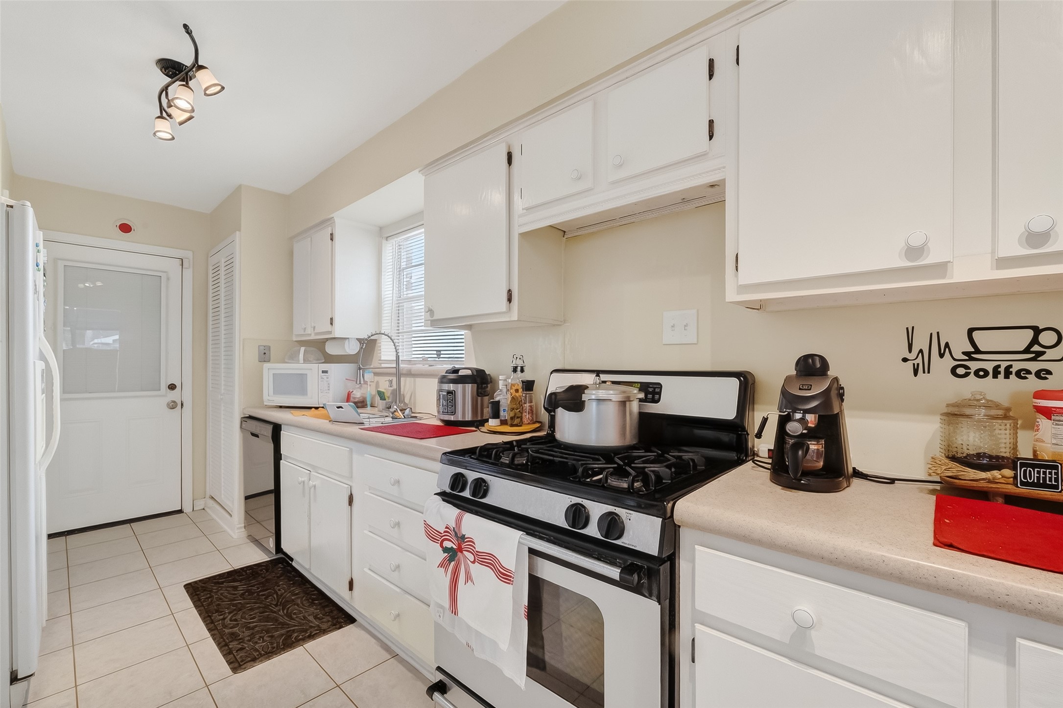 9634 Windswept Lane Houston, TX 77063 - Photo 16 of 45