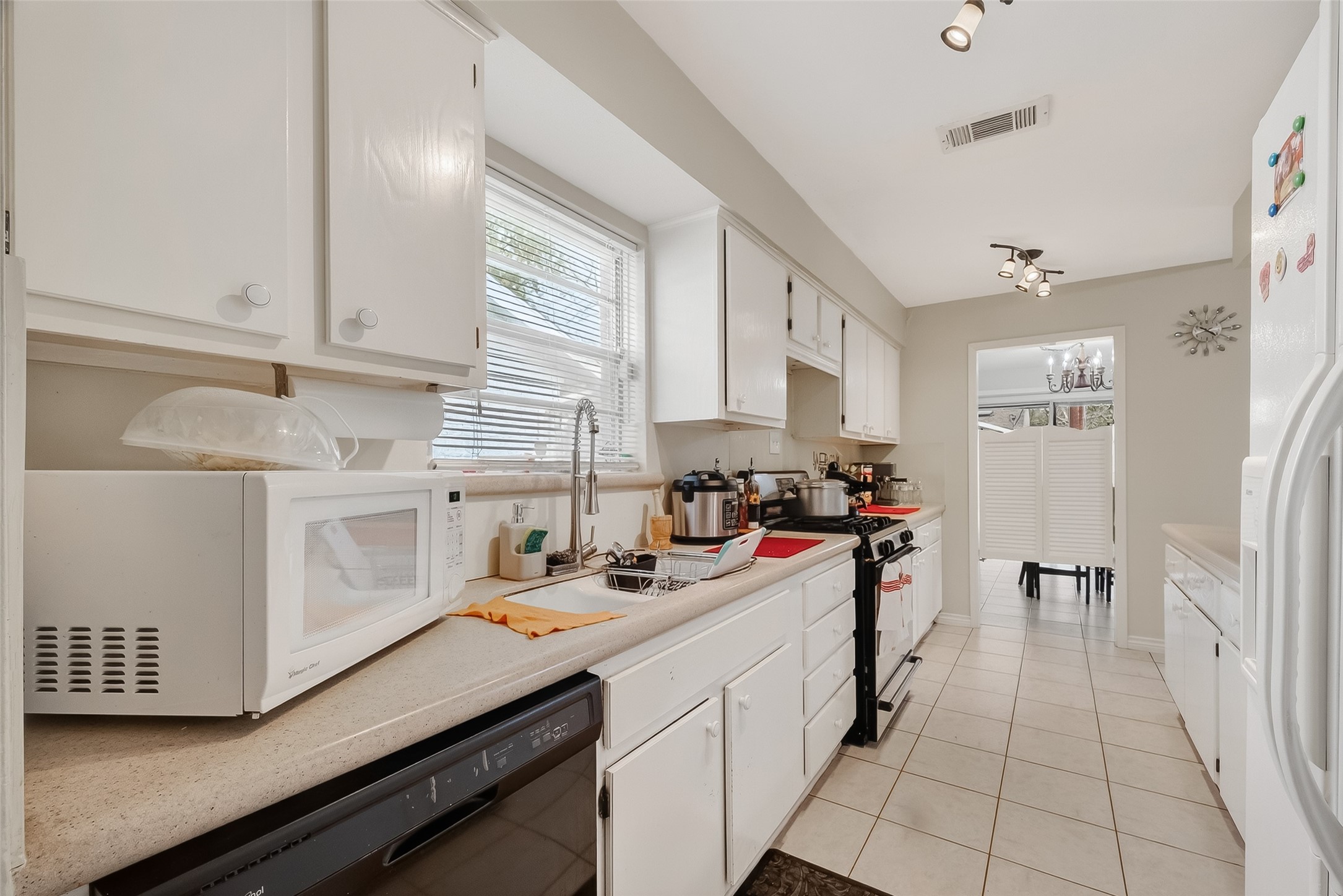 9634 Windswept Lane Houston, TX 77063 - Photo 17 of 45