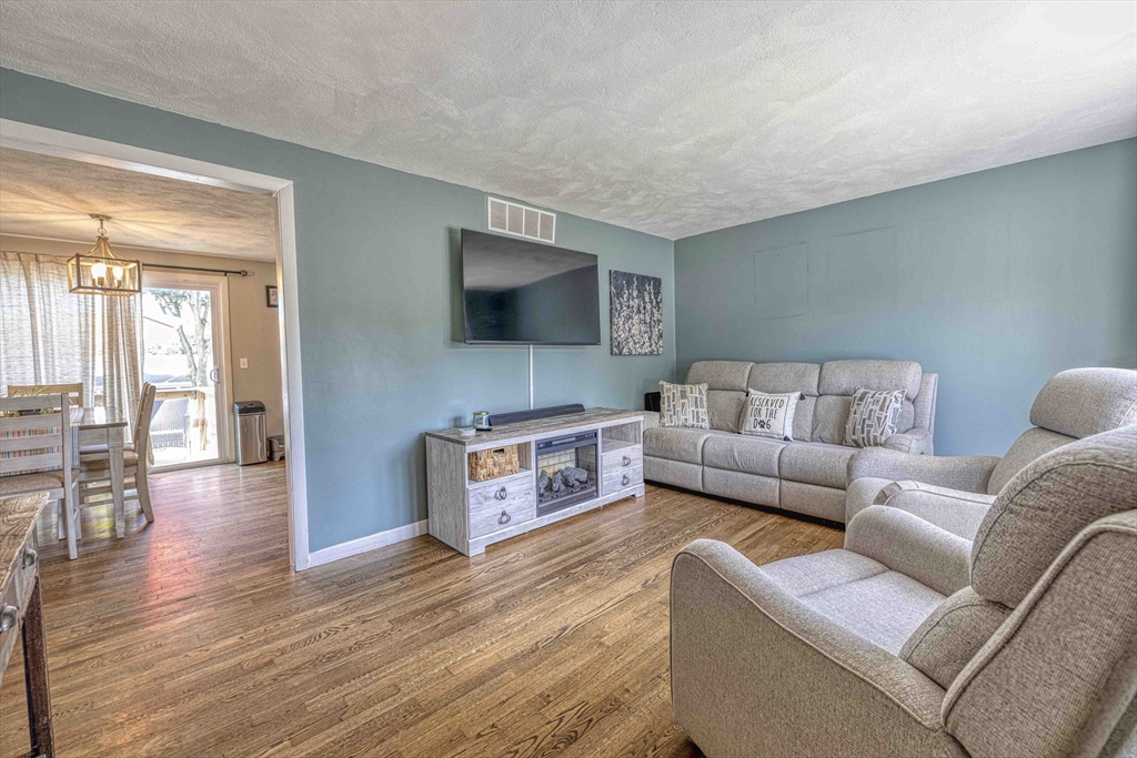 98 Quail Hollow Road Cranston, RI 02920 - Photo 2 of 25 Gallery Image 2