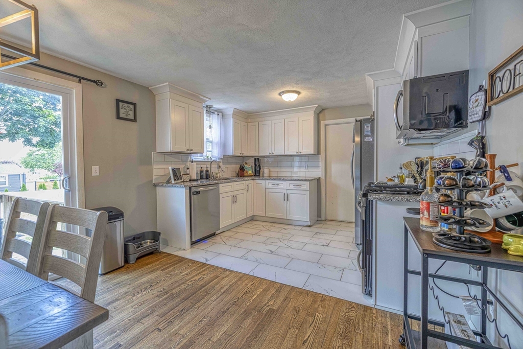 98 Quail Hollow Road Cranston, RI 02920 - Photo 5 of 25 Gallery Image 5